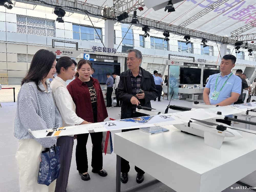 洞察数字前沿!我院教师参观第八届数字中国建设峰会